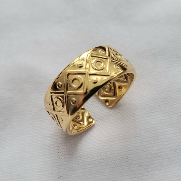NEW Gold Colour Open Adjustable Ring - Picture 4 of 4